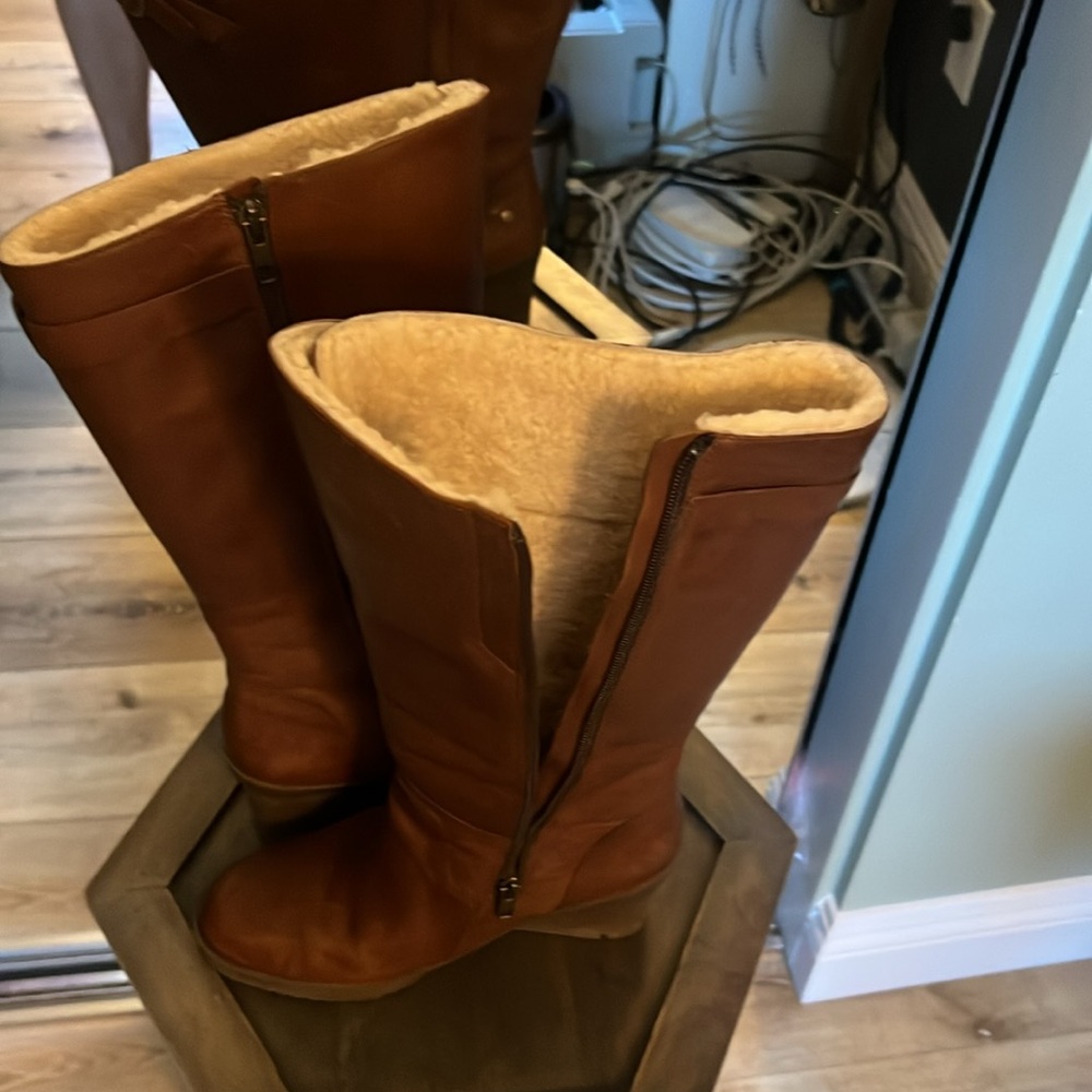 🛑 1 hour sale. UGG, size 7, Corinth Wedge leather & shearling Boots, EUC - Picture 16 of 16